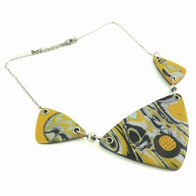 Jolissime collier moutarde triangulaire 1 